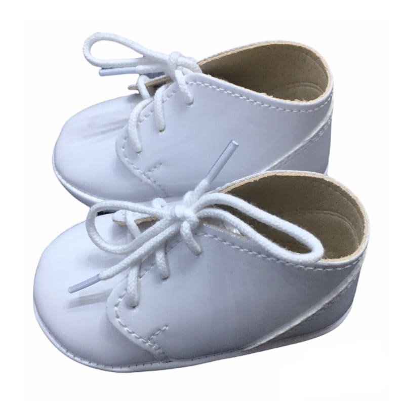 Schuhe zur Taufe in weissem Lack